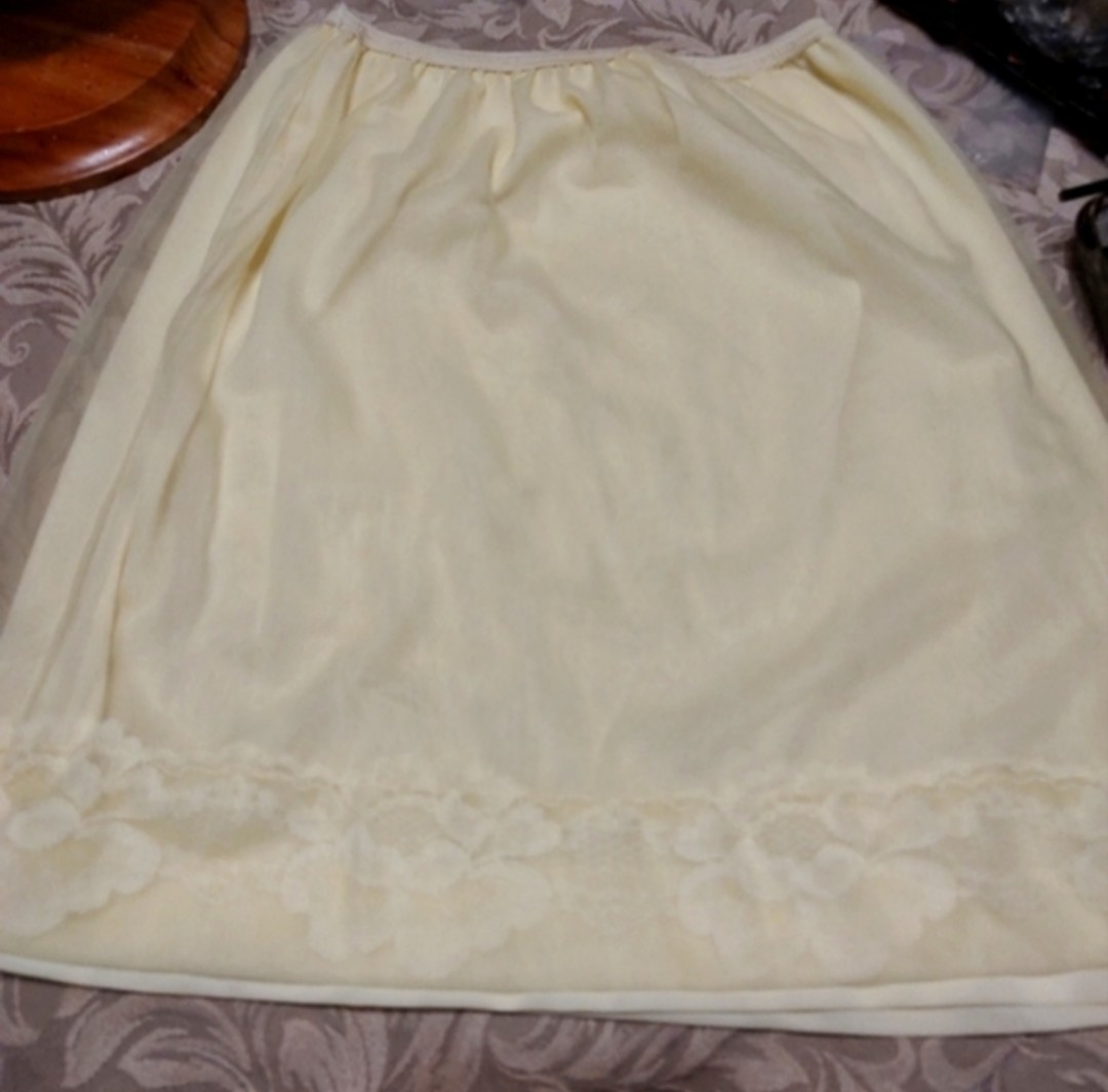 🐤💛🐤 Lovely Vtg 50&rsquo;s/60&rsquo;s Daffodil Yellow Floral Embroidered Nylon Slip – S/M