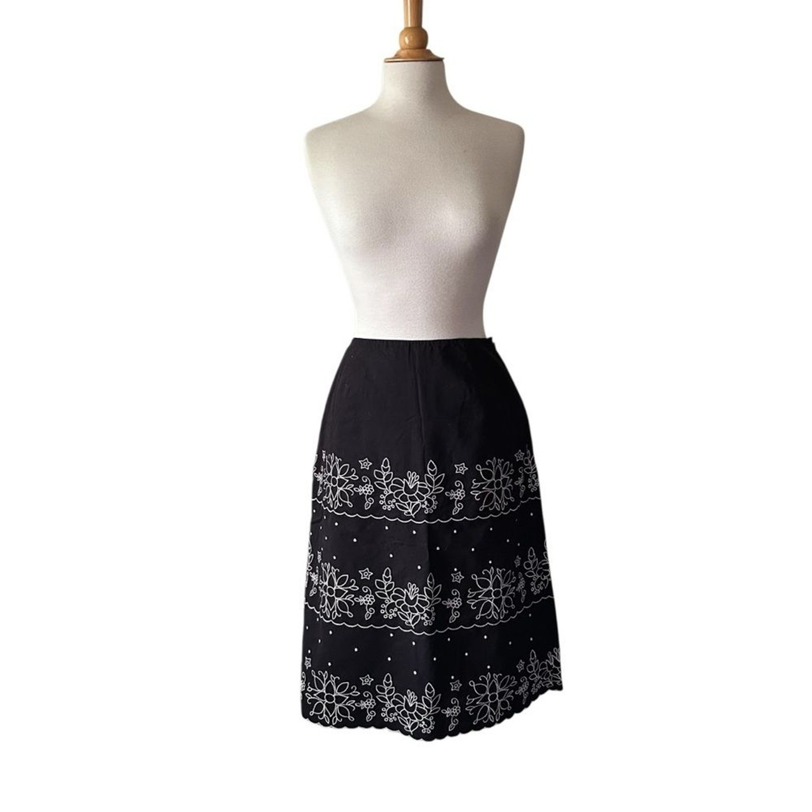 Harold’s Black White Embroidered Midi Skirt – Size 8