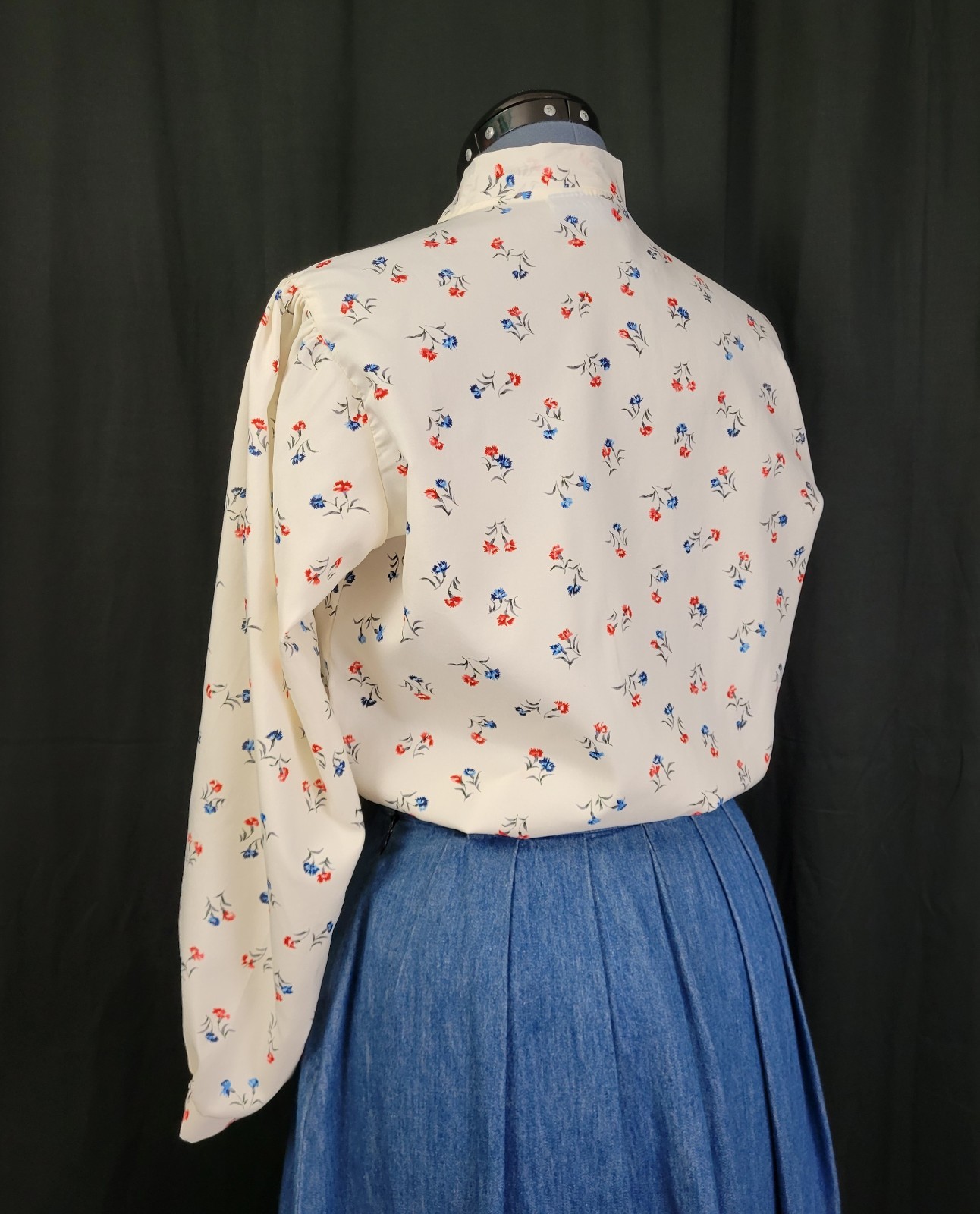 Vintage Lady Holiday Cream Button Down Blouse w Blue & Red Florals Size M/L?