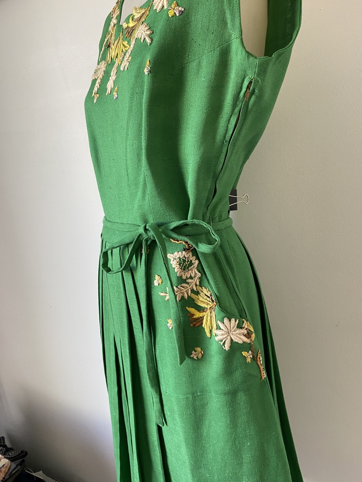 50,sFab Emerald Linen Pleat Dress With Embr Bodice And Pocket. Belted.36”B.30”W