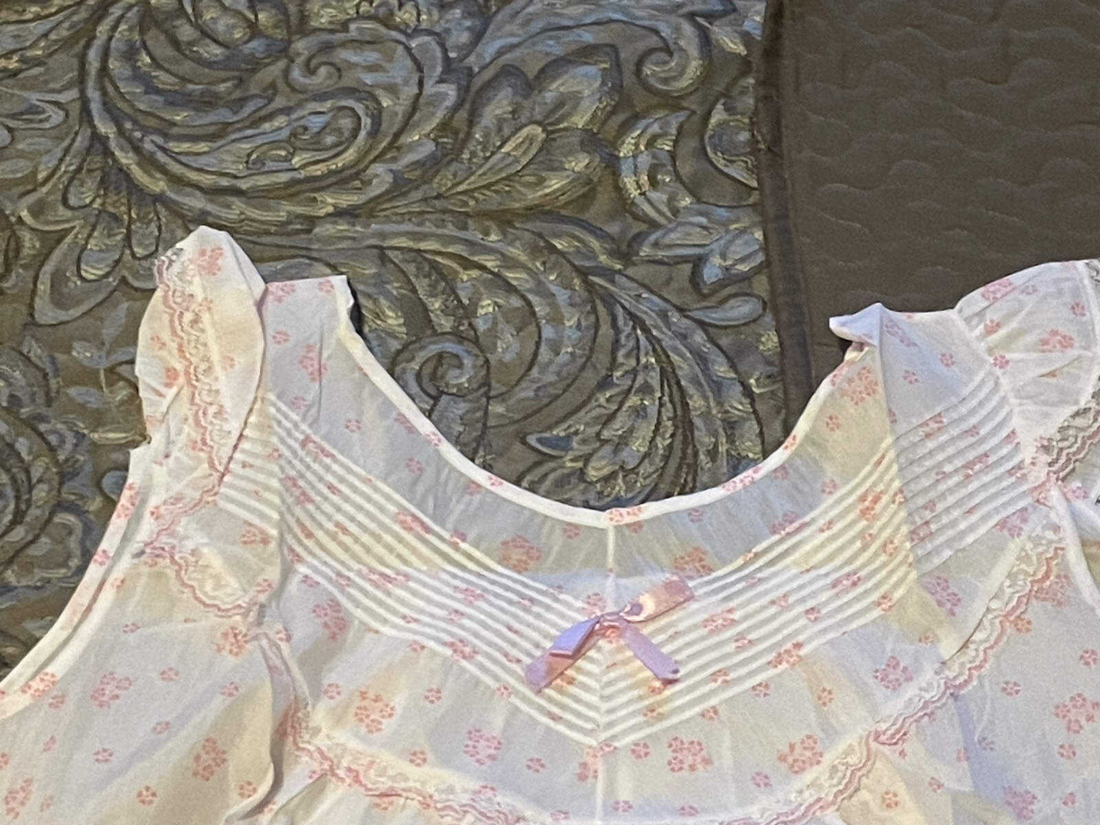 vintage 1960&rsquo;s Night Gown, pink and white flowers and bouquets, puffed sleeve.