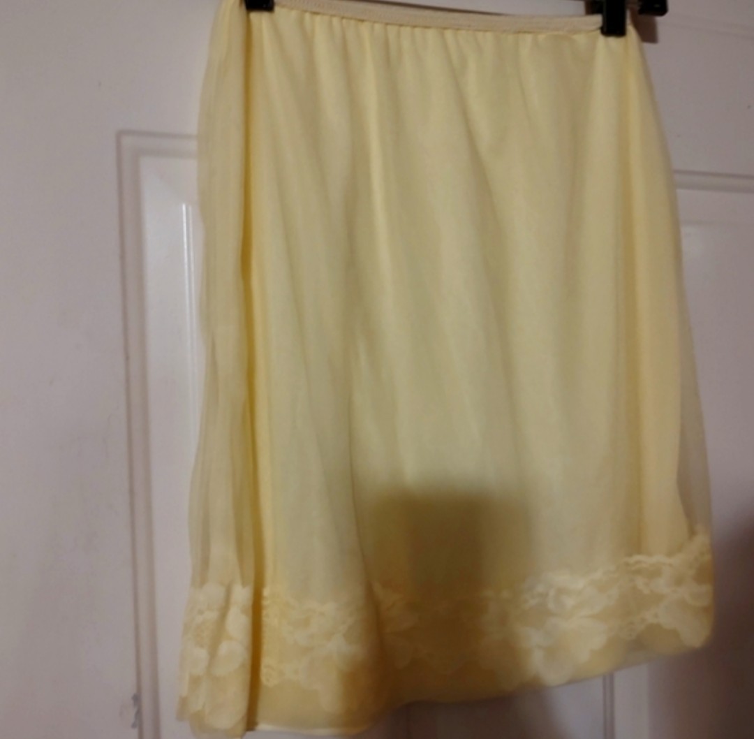 🐤💛🐤 Lovely Vtg 50&rsquo;s/60&rsquo;s Daffodil Yellow Floral Embroidered Nylon Slip – S/M