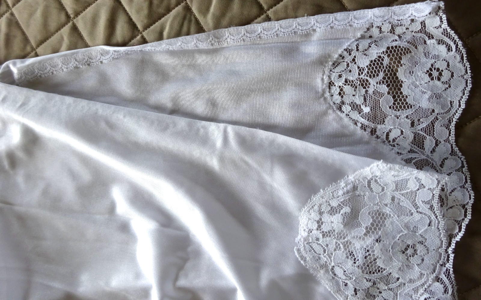 VINTAGE WHITE J.C. PENNY BODY LITES MID-CALF HALF SLIP LACE HEM, SLIT SIZE L-28