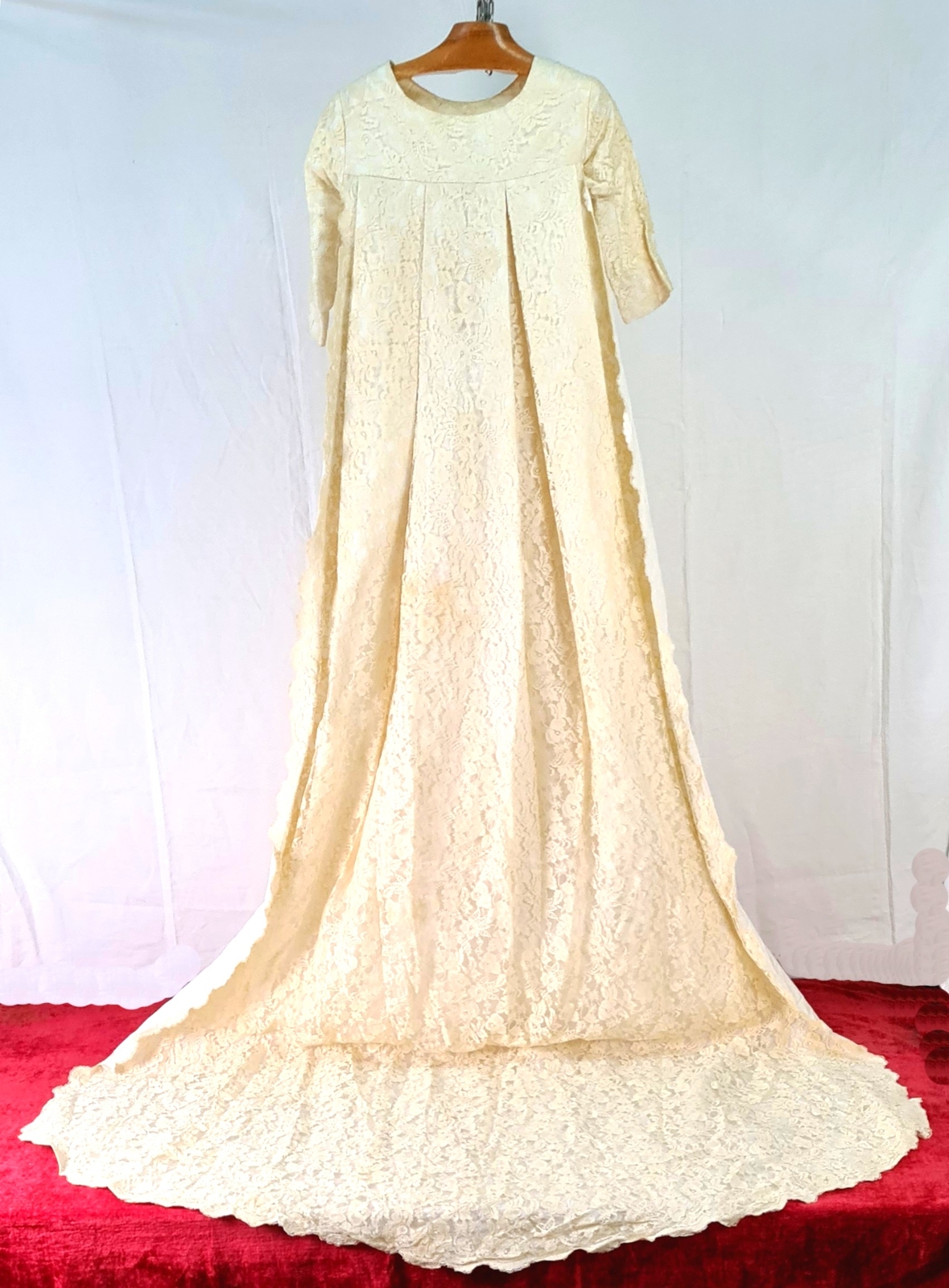 WEDDING DRESS. BIG TAIL. SATIN IN CHAMPAGNE COLOR. SILK OR VISCOSE. SPAIN. CIRCA