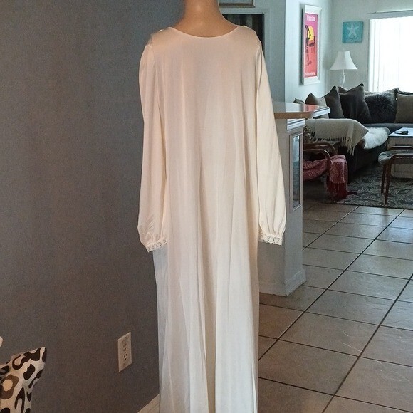 Lorraine vintage nylon Nightgown Embroidered Lace Collar S