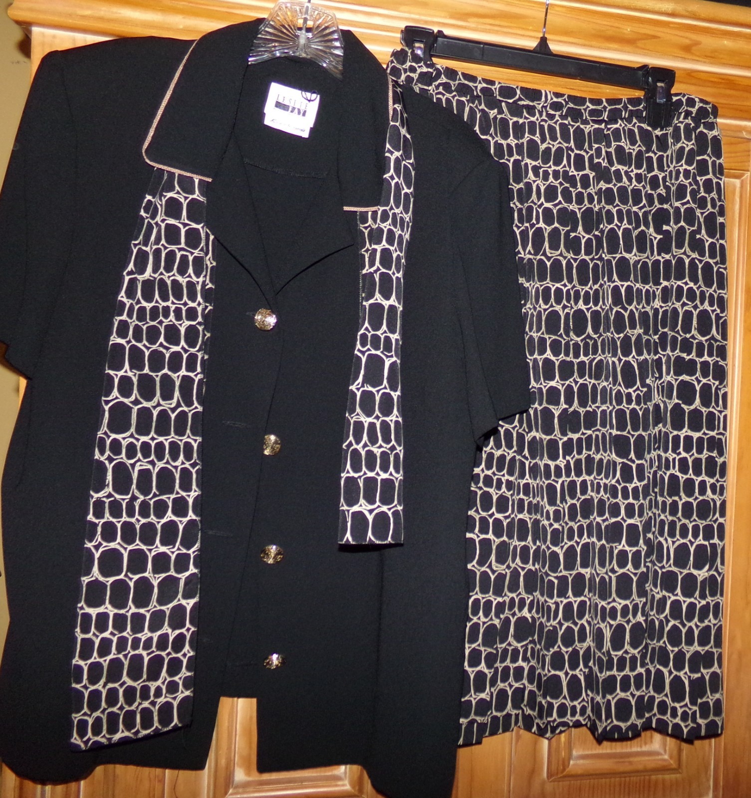 Vtg. Leslie Faye Womens Size 16 Black Khaki short sleeve Top & Skirt Suit Scarf