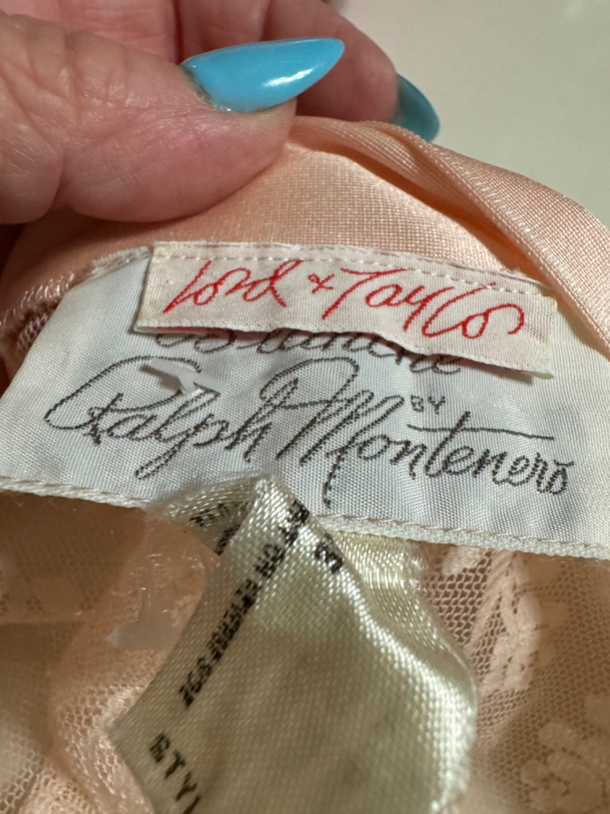 Vintage Lord and Taylor gorgeous peach nightgown and robe set size medium