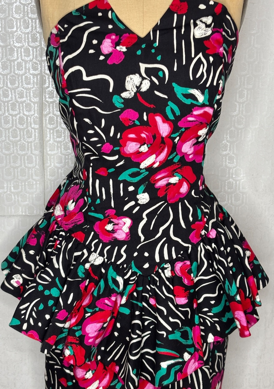 VTG 90&rsquo;S R&K BLACK&PINK GRAPHIC FLORAL STRAPLESS PEPLUM BACK BOW PARTY DRESS*M