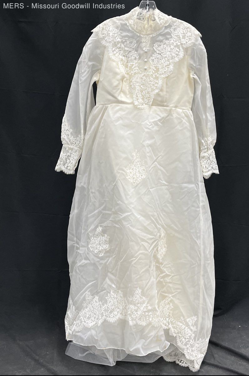 Vintage 70s Women&rsquo;s Ivory Lace Wedding Dress High Neck Long Sleeve Train