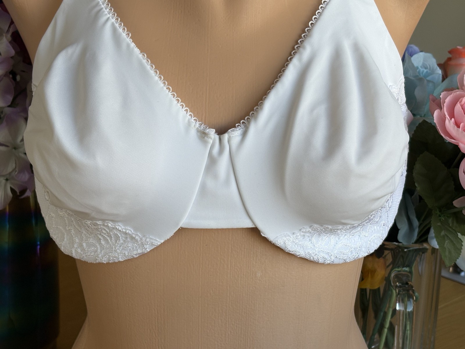 OLGA 38D Snow White Luxury Lift Full Figure Molded Cup Underwire Bra #35063
