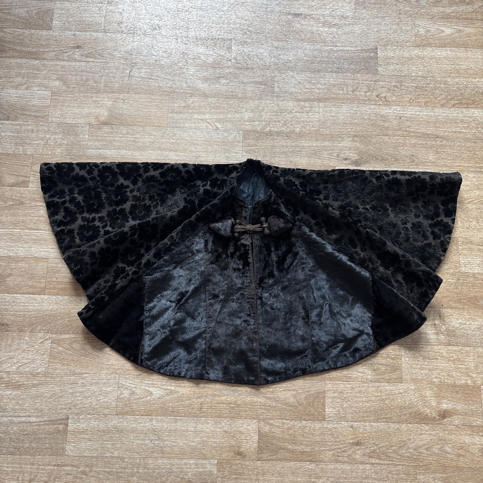 Edwardian Gothic Witchy Black Crushed Velvet Vintage Victorian Capelet Cape