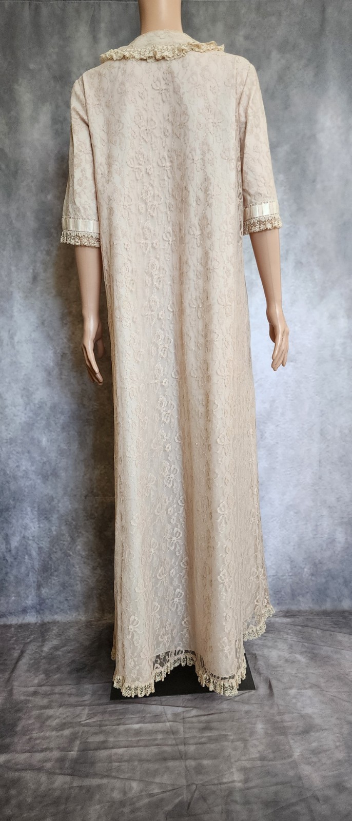 Vintage 1950s BY ODETTE BARSA for Lord & Taylor Dressing Gown Lace Fully Lined