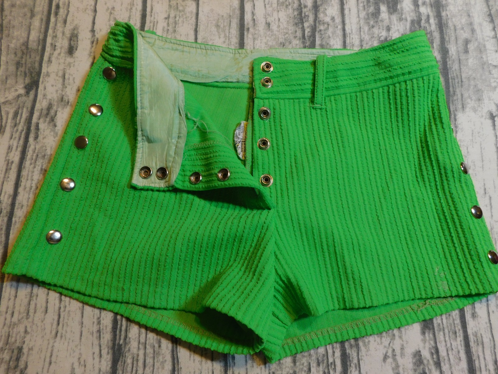VTG GOGO SHORTS MOD BRIGHT GREEN SNAP FRONT TEXTURED POLY 60&rsquo;s 70&rsquo;s WOMENS 9 10