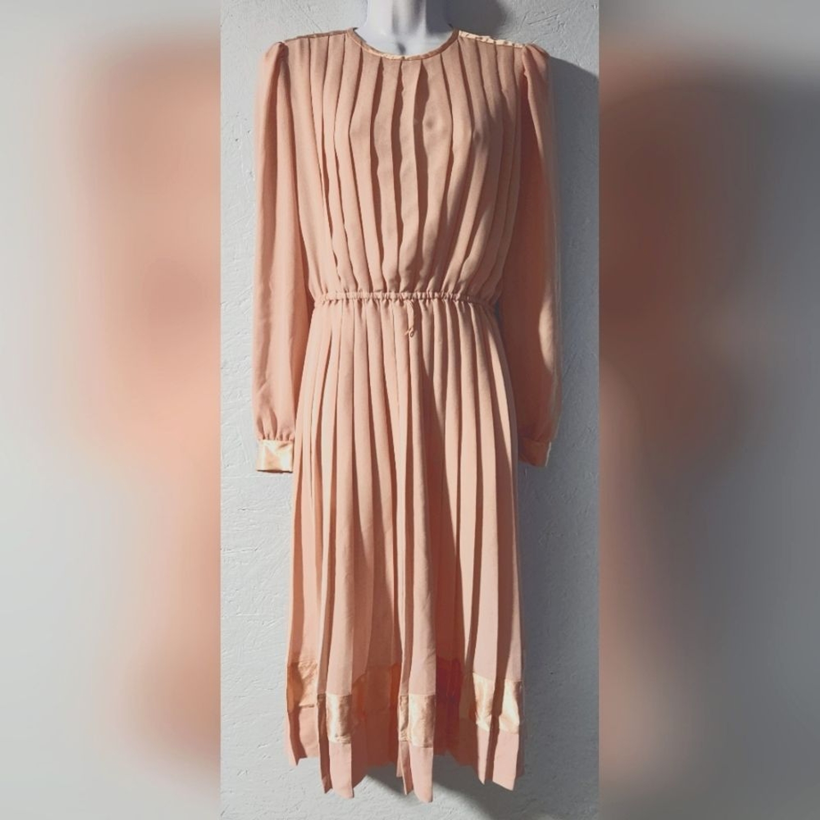 Vintage 1980s Lisa Michaels Pink Sheer Pleated Dress – Women&rsquo;s Size Medium