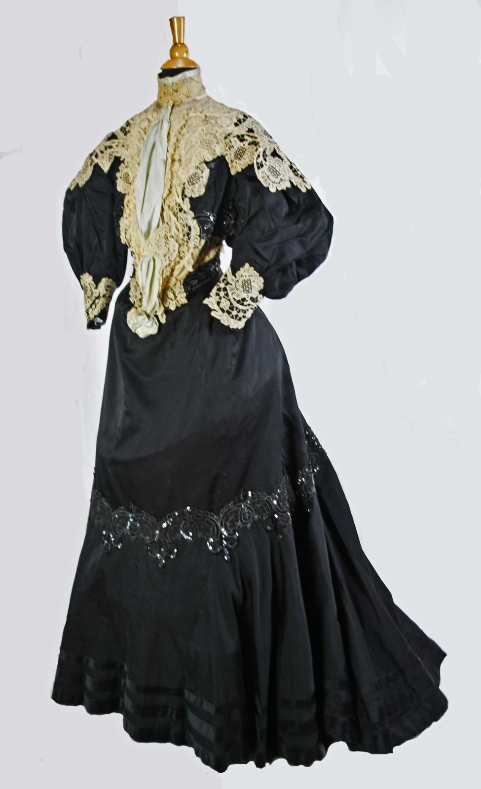 VICTORIAN 2 PIECE TRAINED AFTERNOON VISITING DRESS, LABEL, CIRCA 1890s