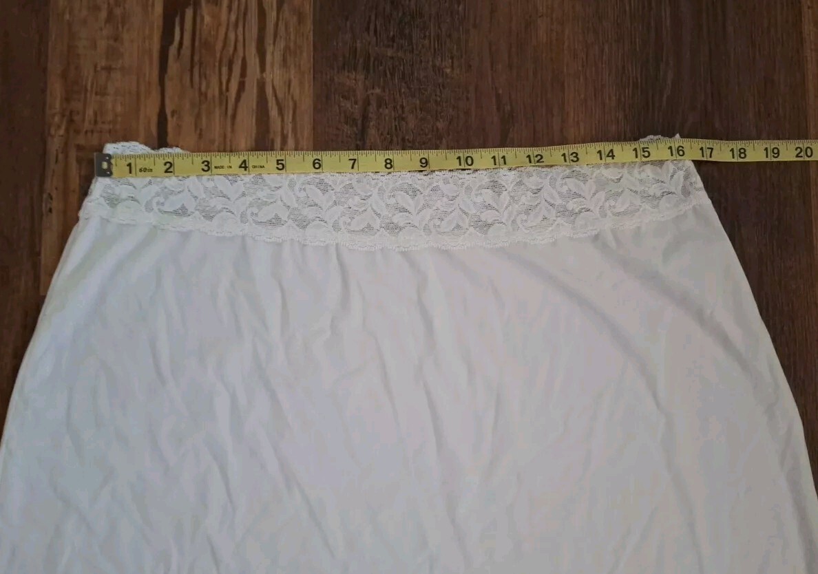 VASSARETTE – WHITE NYLON SPANDEX HALF SLIP SZ 24&Prime; XL/44 STYLE #11-073 W/SLIT