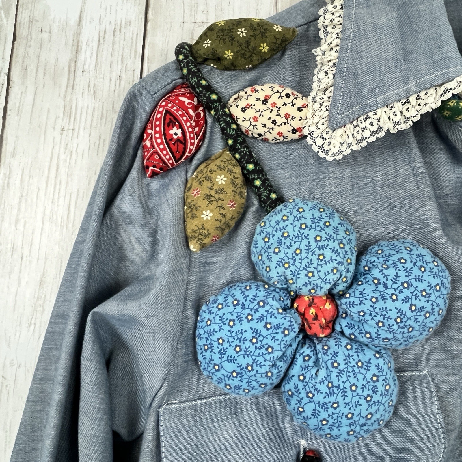 VTS 70s Flower Appliqué Chambray Shirt Embroidered 3D Flowers Grandmacore M/L?