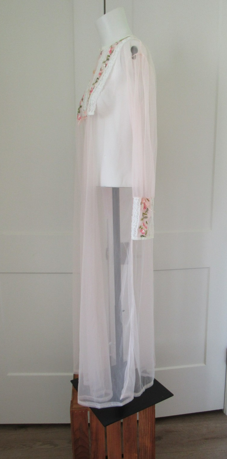 VTG. Circle III Light Pink Embroidered & Lace Open Front Sheer Robe sz M