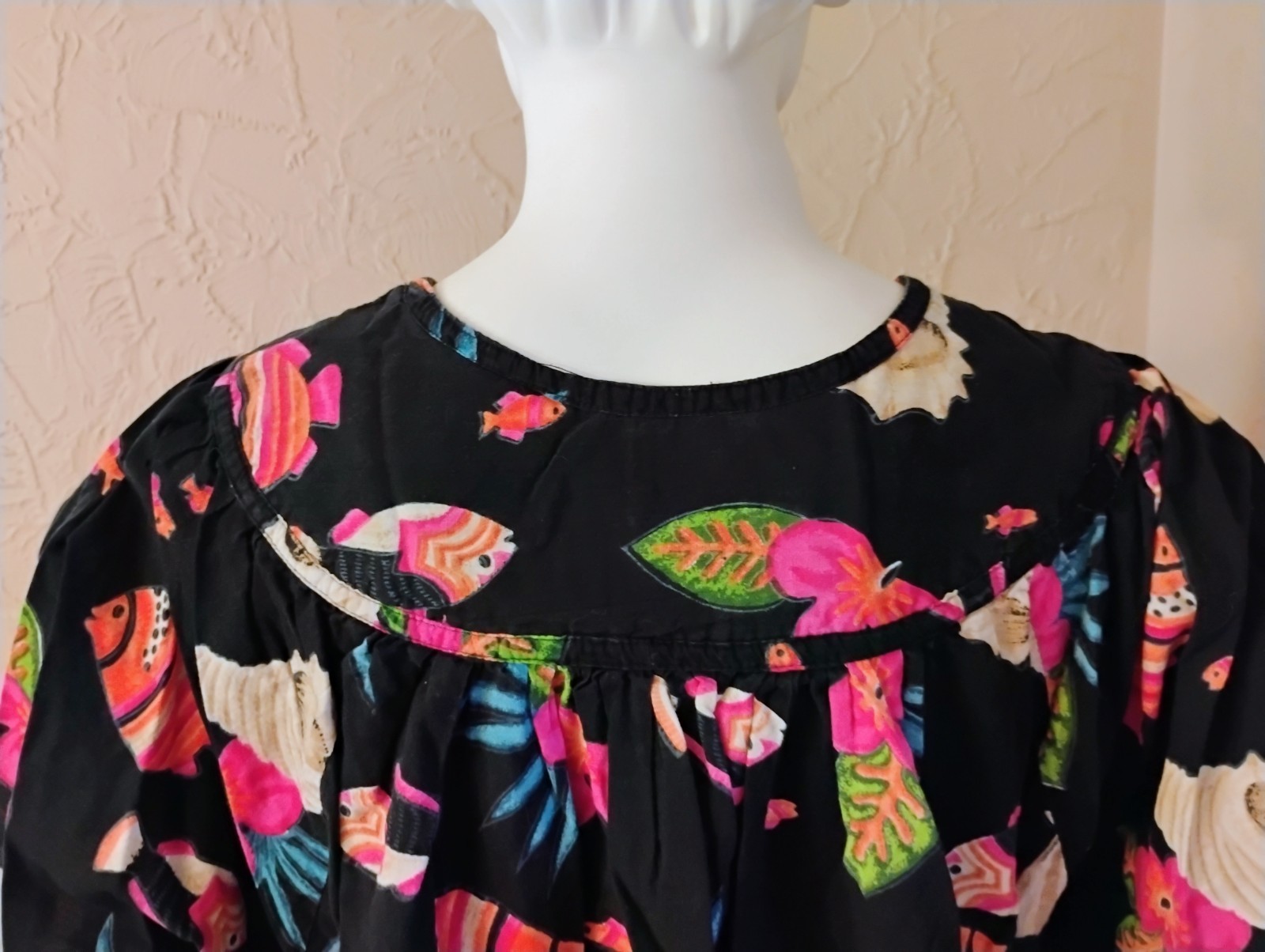 VTG 1980&rsquo;s « Daffodil » Black with Vibrant Tropical Patterned MuMu or Loungewear