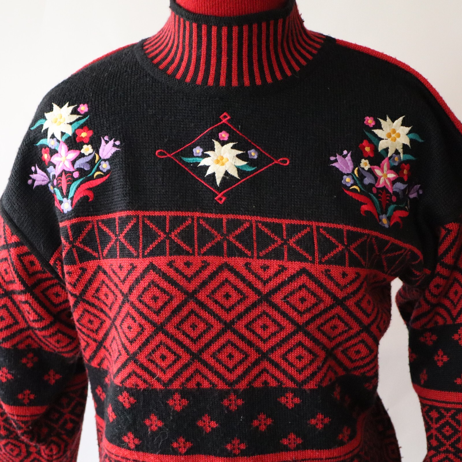 Vtg Obermeyer Women&rsquo;s Pullover Sweater Chloe Red, Black Emb Floral Sz Small