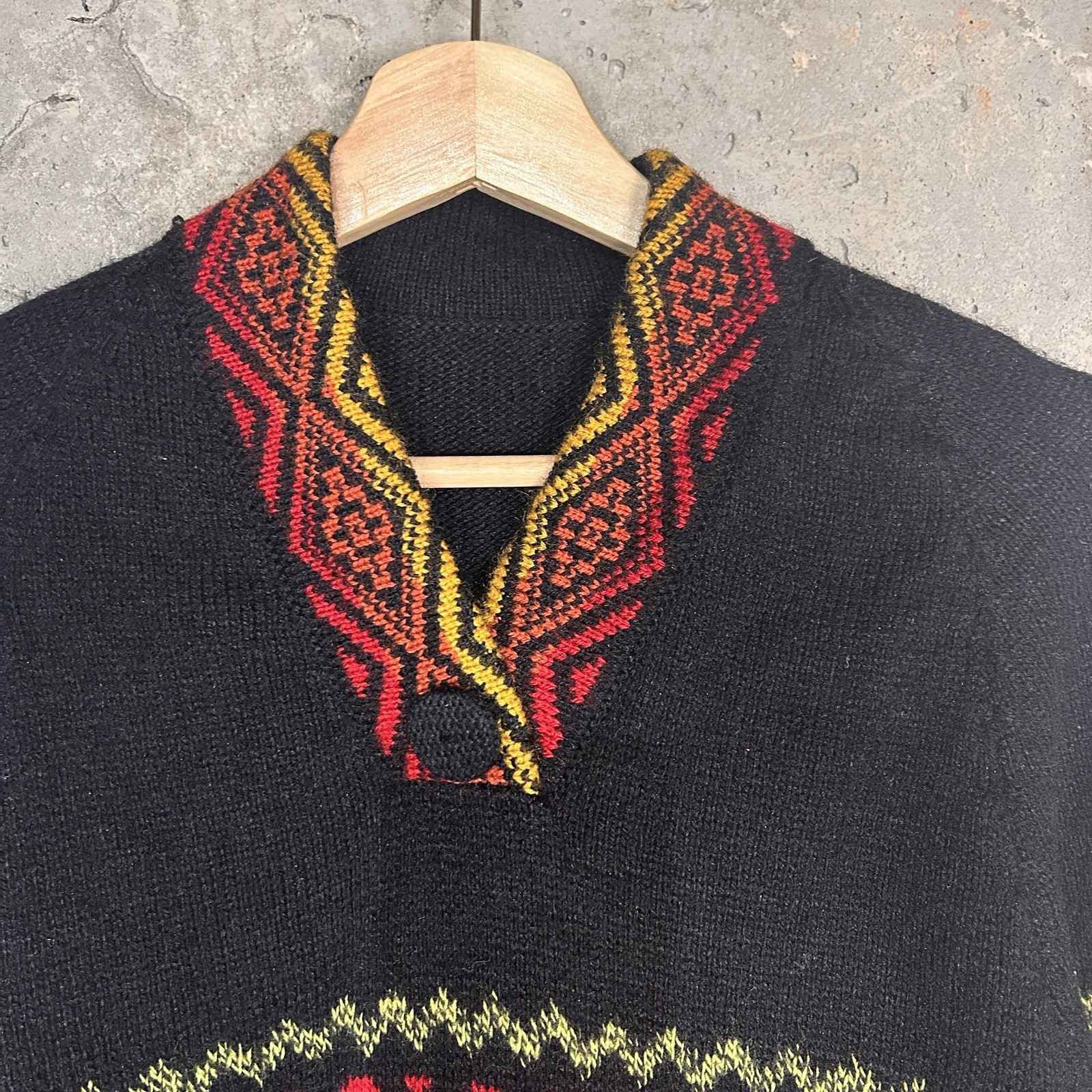 Vintage 70s polyesterblack green red yellow floral sweater