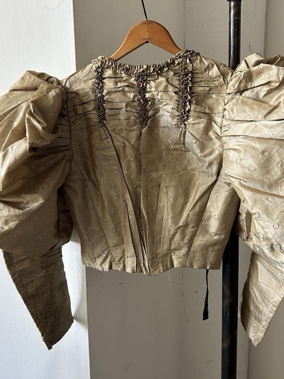 Antique 1890s Victorian Silk Leg of Mutton Sleeve Silk Bodice w/ Mourning Pin