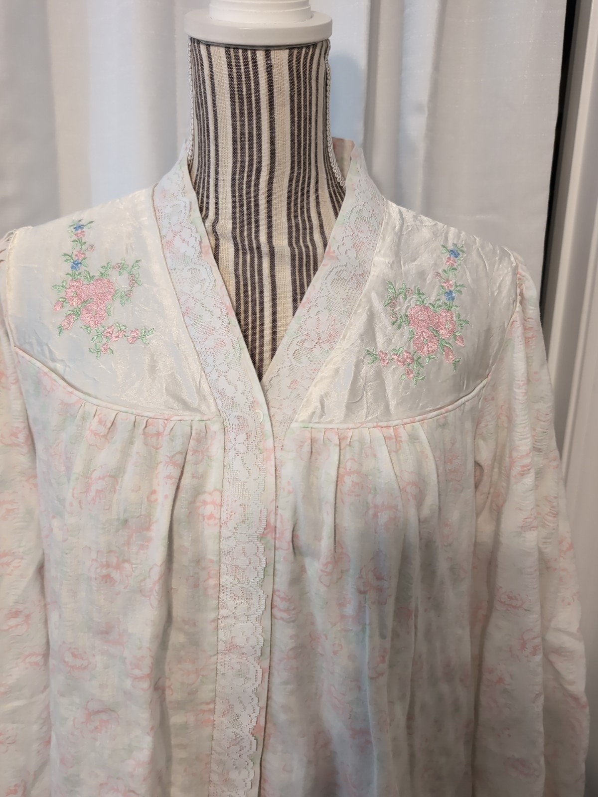 Vtg. Vandemere Cotton Floral Robe Lace Embroidery Snap Front L Granny Cottage