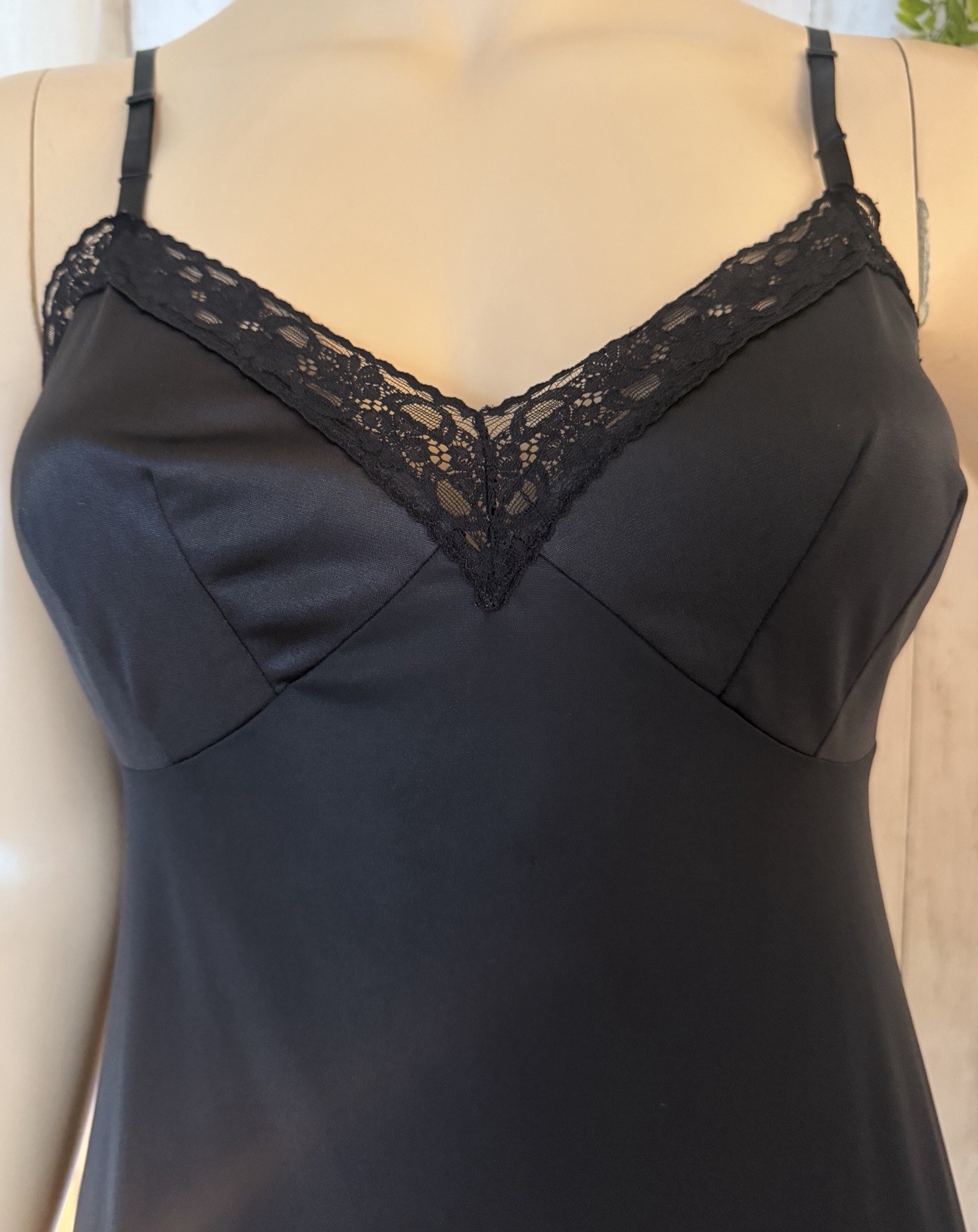 Vanity Fair Black Full Slip Nylon Lace Trim Adjustable Straps Size 40