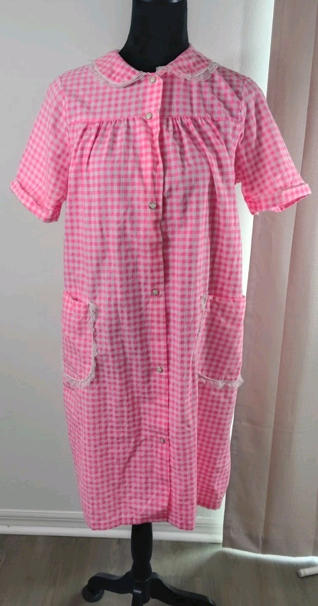 VTG 70s Village Inn Pink Gingham Duster House Dress Snap Front Lace Trim Med…
