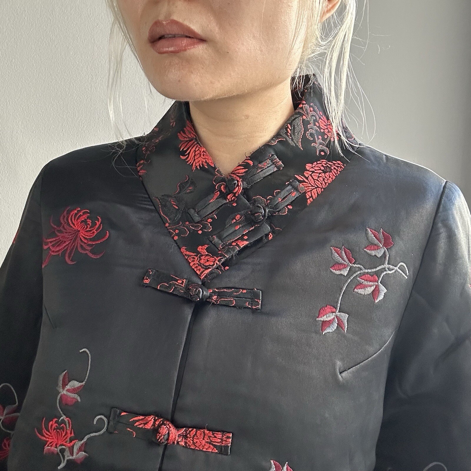 Vintage Oriental 100% Silk Hand Embroidered Jacket w/ Double Frog Buttons Collar
