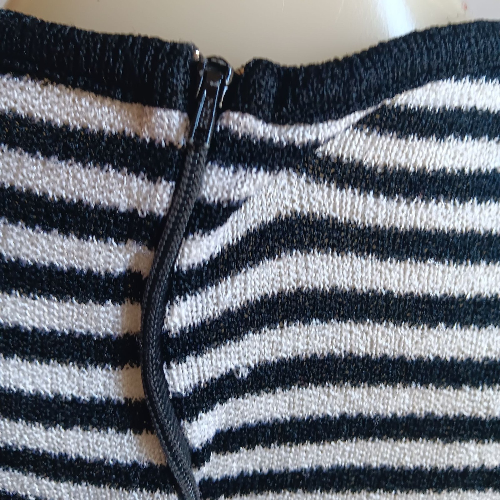 Large Vintage 70&rsquo;s Black & White Striped Sleeveless Knit Top Back Zipper Stretch