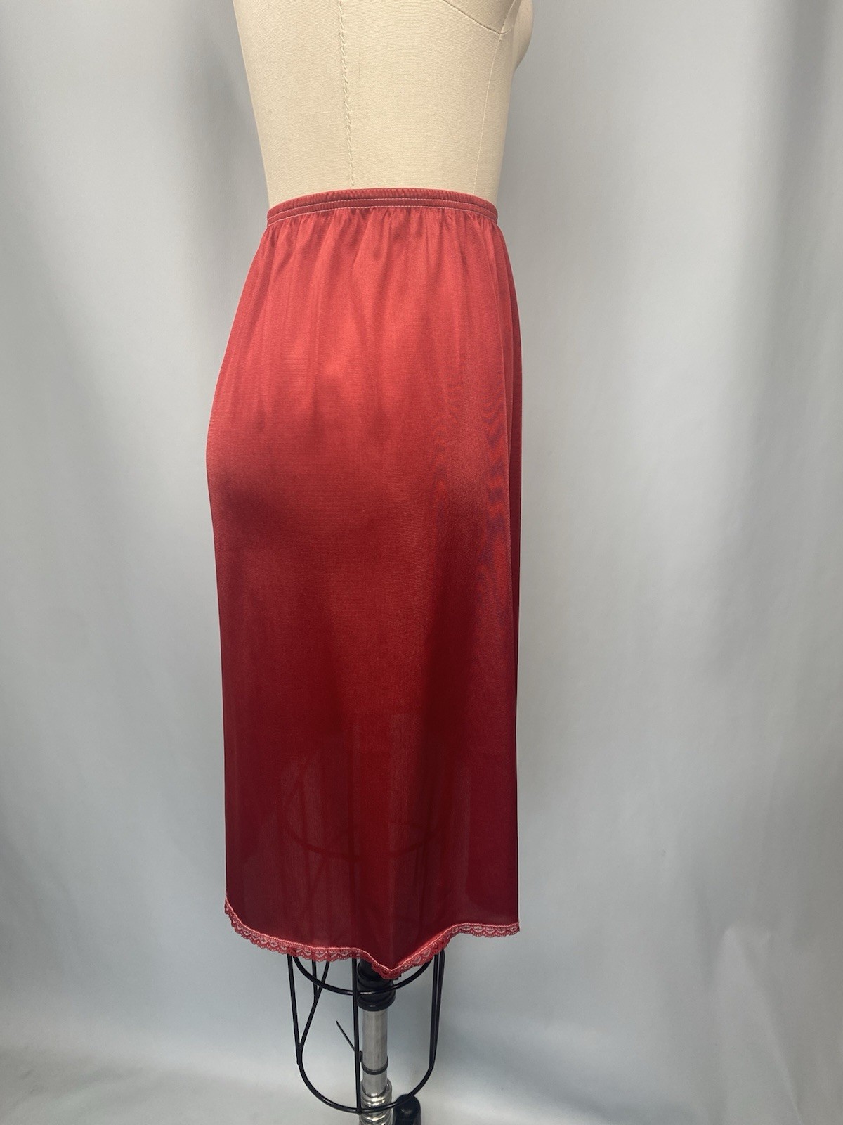 Vintage Half Slip SIZE SMALL long length 22&Prime; classic red nylon VASSARETTE