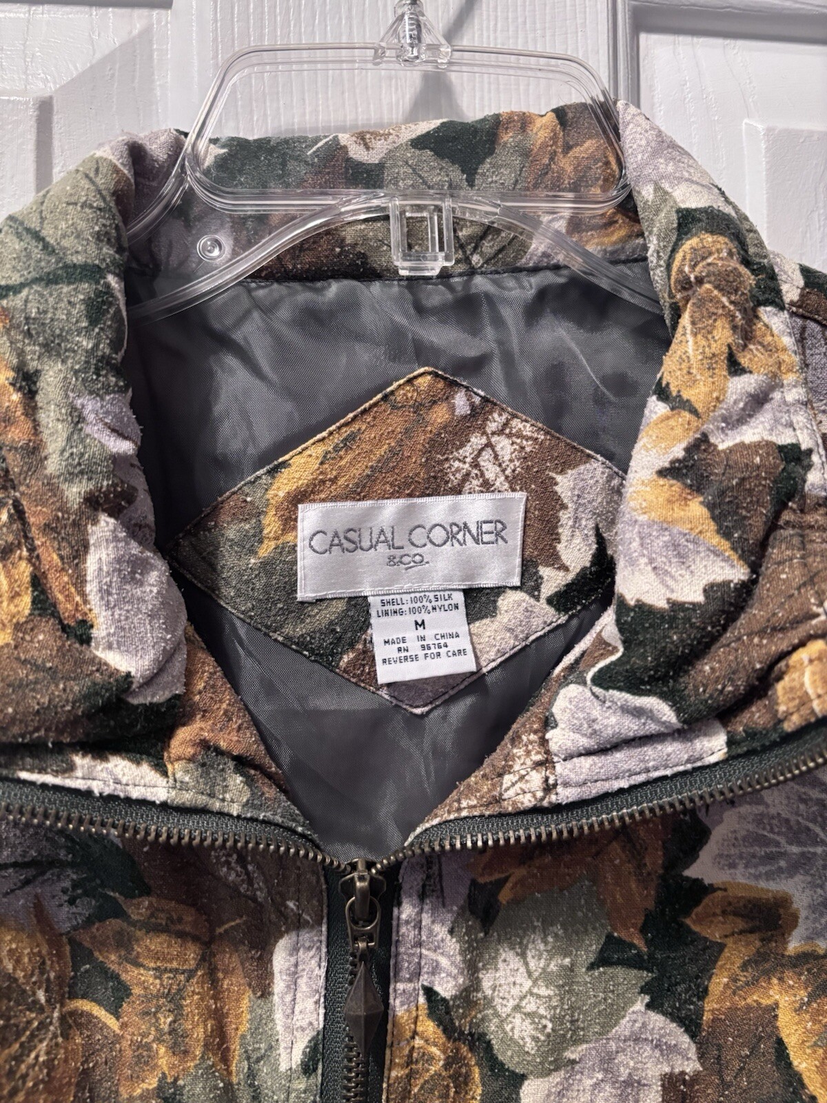 Casual Corner & Co. Leaf Pattern Silk Nylon Woman’s Size Medium Zip Up Jacket