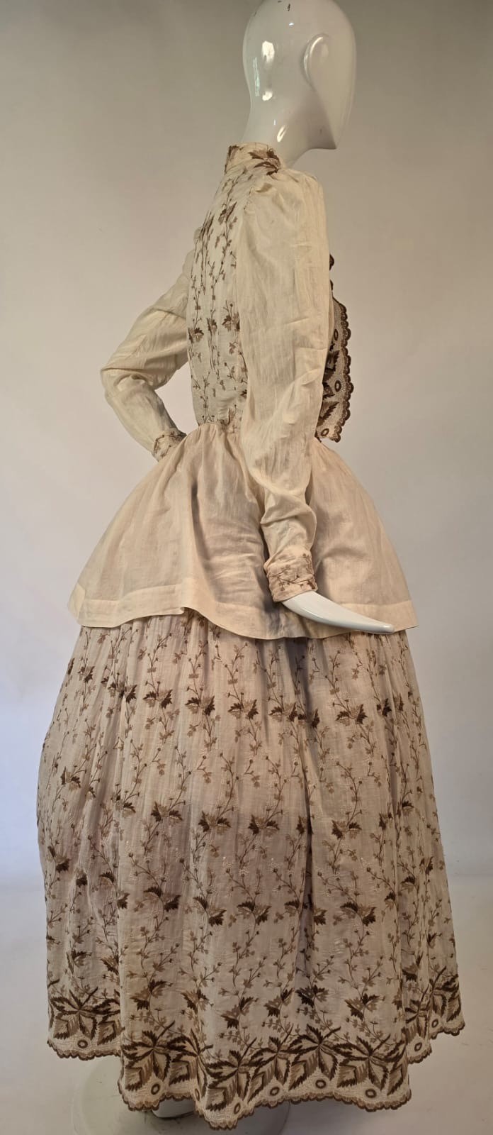 VICTORIAN 19TH C 2 PC RICH FLORAL EMBROIDERED COTTON BUSTLE DRESS W PUFF SLEEVES