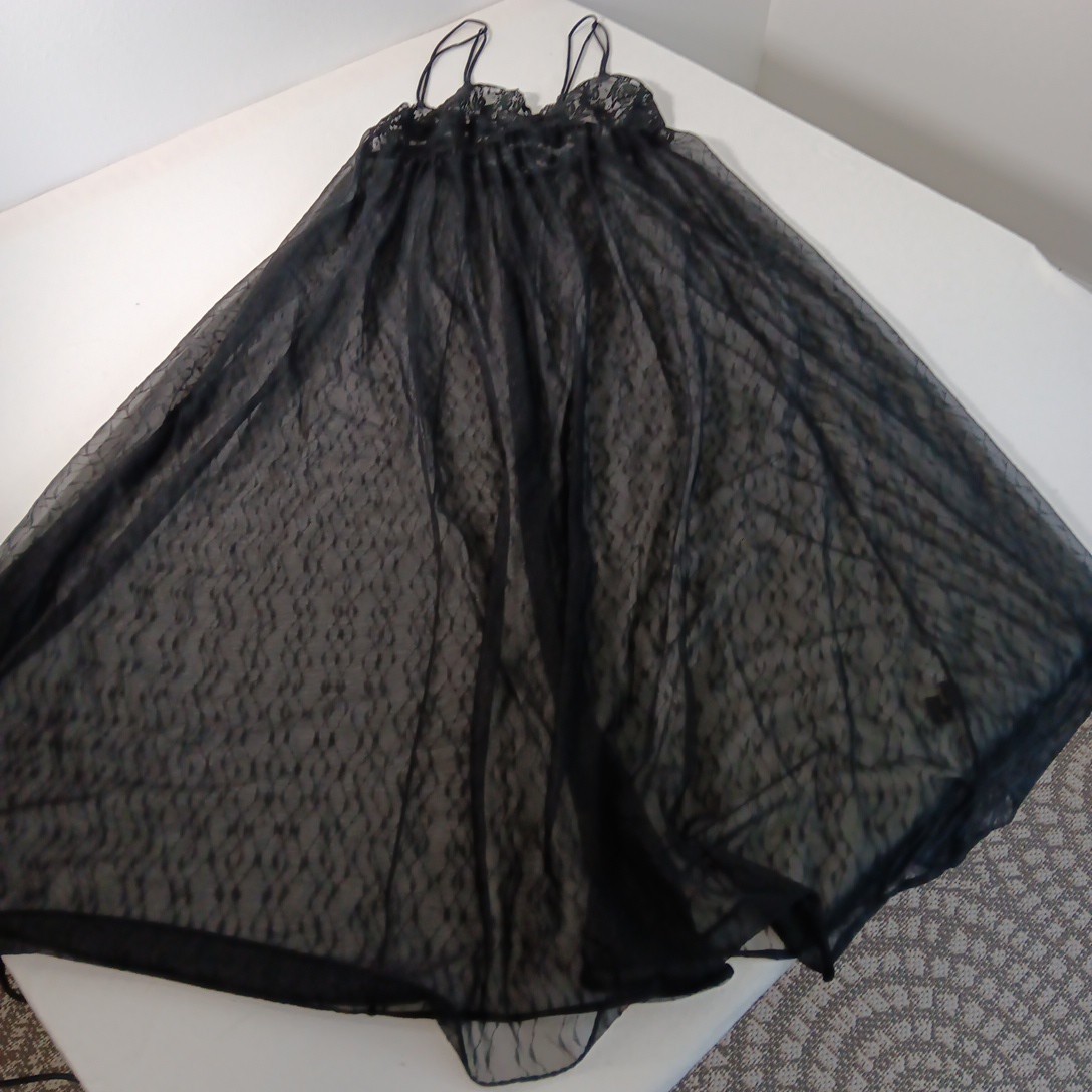 VINTAGE GOWN Negligee Medium BLACK SHEER 100% NYLON LACE VAL MODE NICE SWEEP
