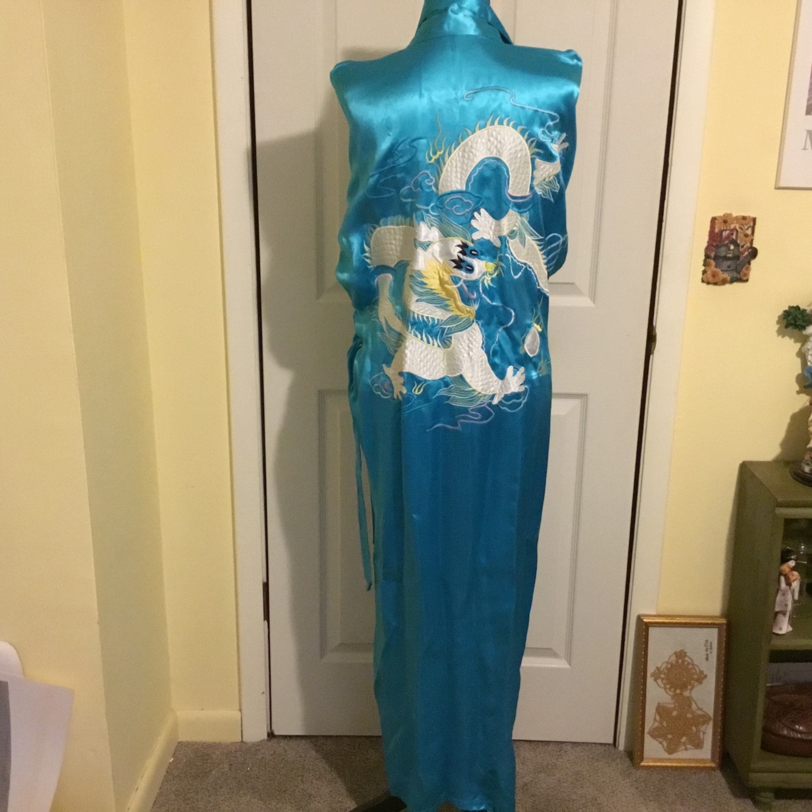VNTG 60&rsquo;s 100% Rayon Dressing Robe blue w White Dragon embroidery Unisex one sz