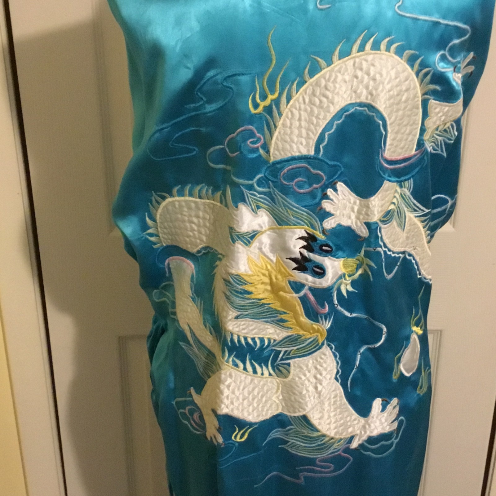 VNTG 60&rsquo;s 100% Rayon Dressing Robe blue w White Dragon embroidery Unisex one sz