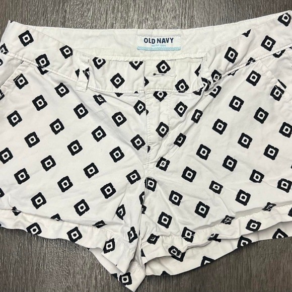 Old Navy white shorts with black square pattern, size 4 #oldnavy #geometric 86.2
