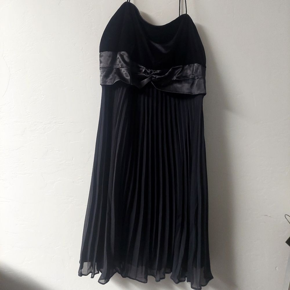 Alex Evenings Black Dress Size 12P Babydoll Velvet Satin Pleated