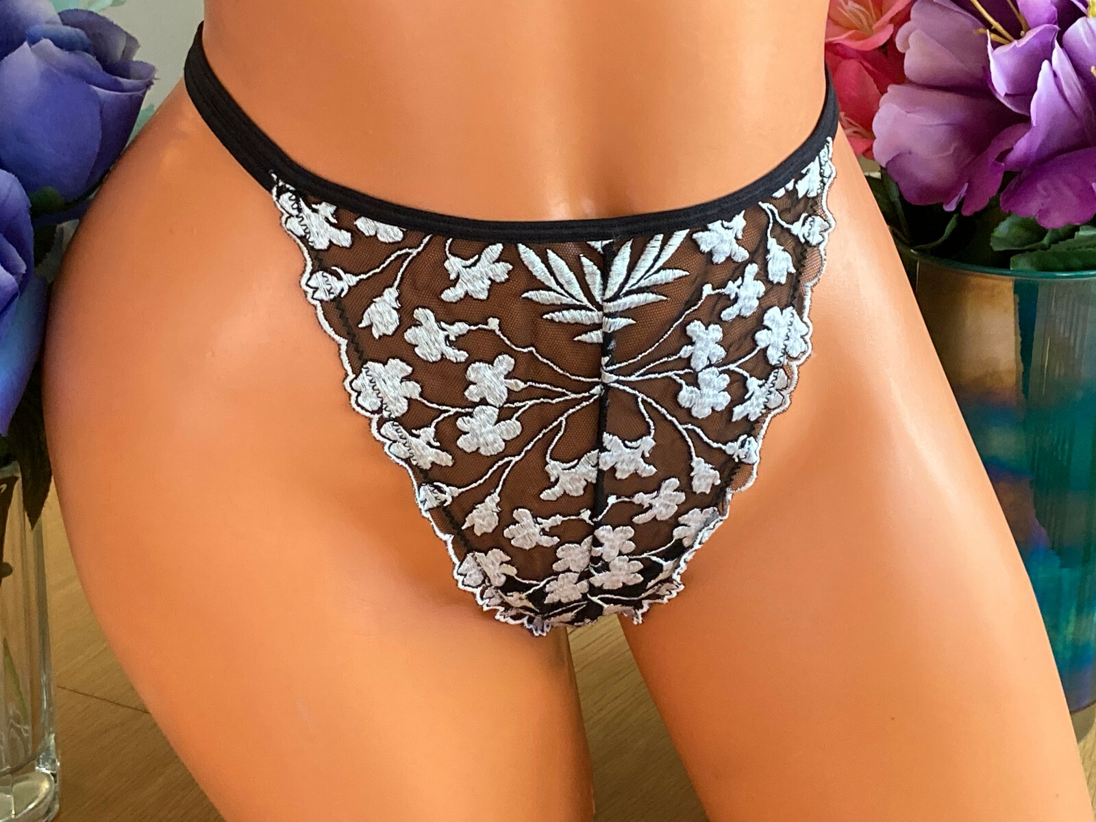 522 NATORI 6/M Black & White Embroidered Sheer Lace String Thong Panty #150004