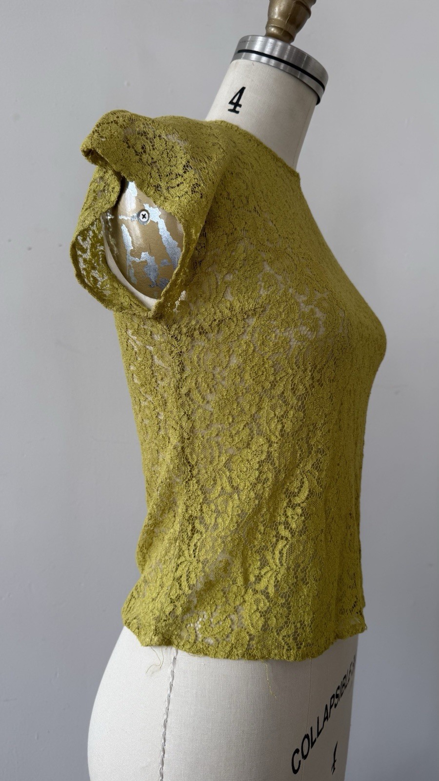 50s Chartreuse Sheer Floral Lace Flutter Cap Sleeve Top Keyhole Bateau Neck XS/S