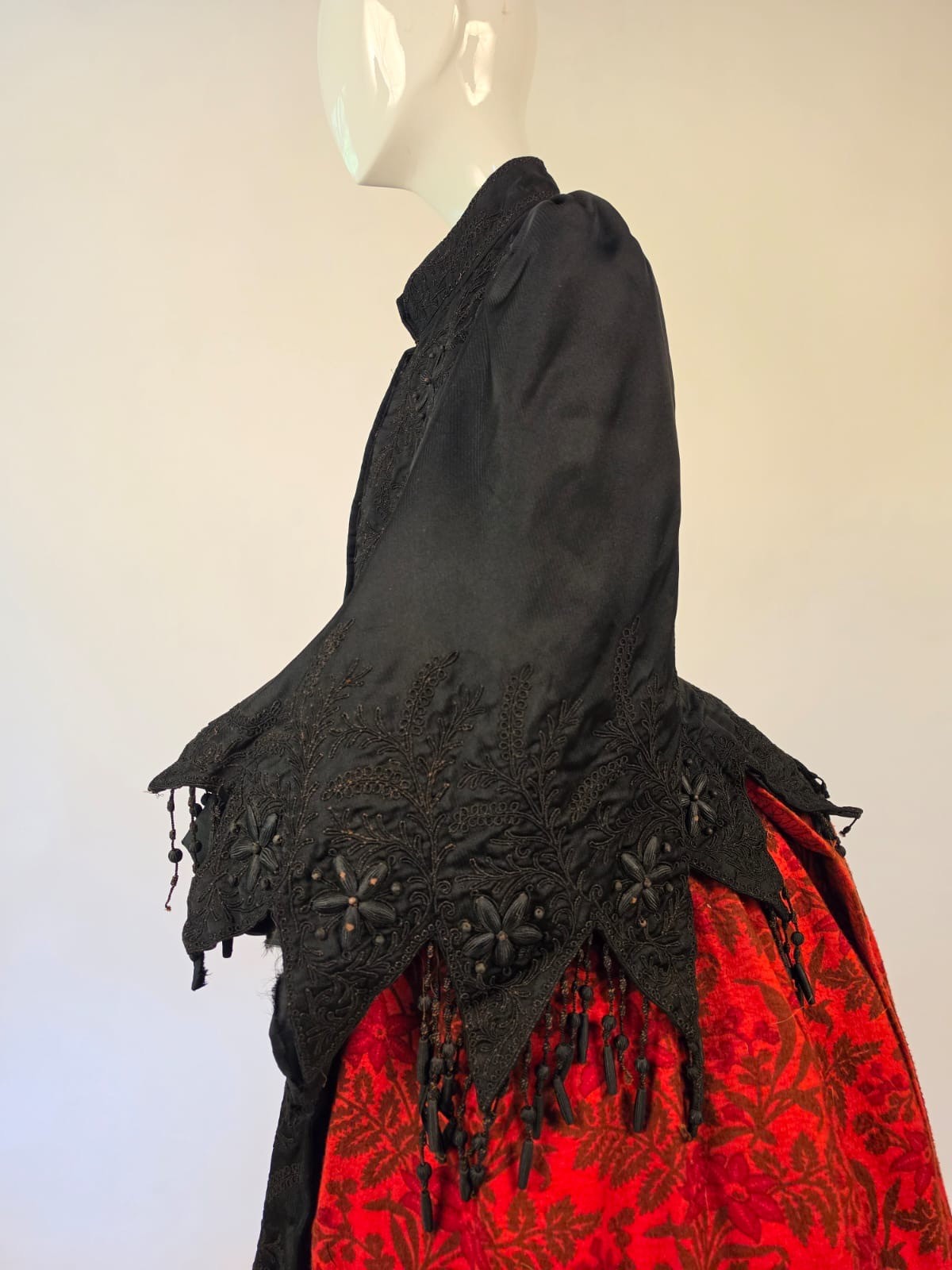 VICTORIAN 1870’S BUSTLE BACK DOLMAN VISITEE CAPE W RICH EMBROIDERED DETAILS