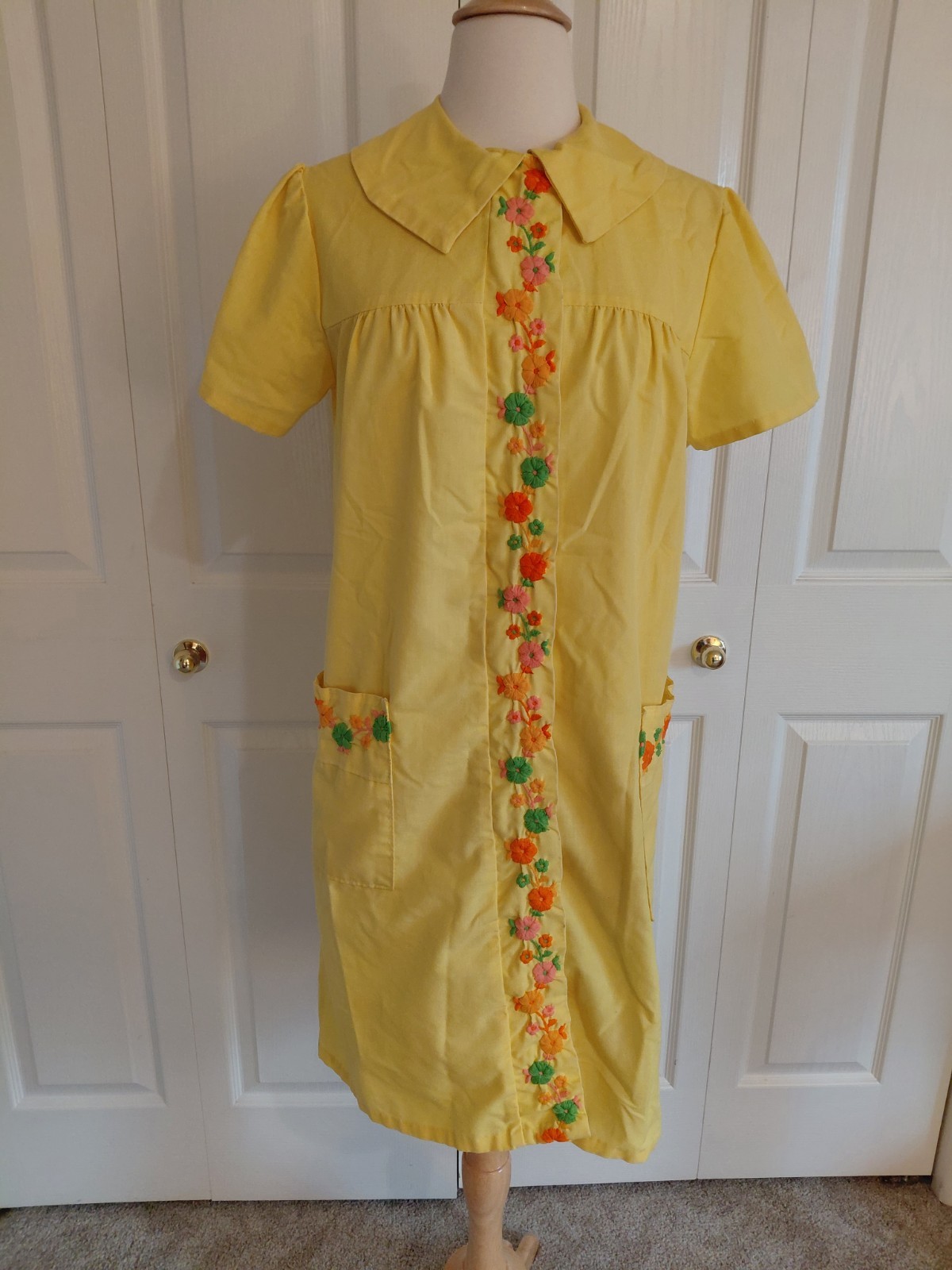 Vintage 1970s Yellow Cotton House Dress Bright Flower Embroidered Size Large