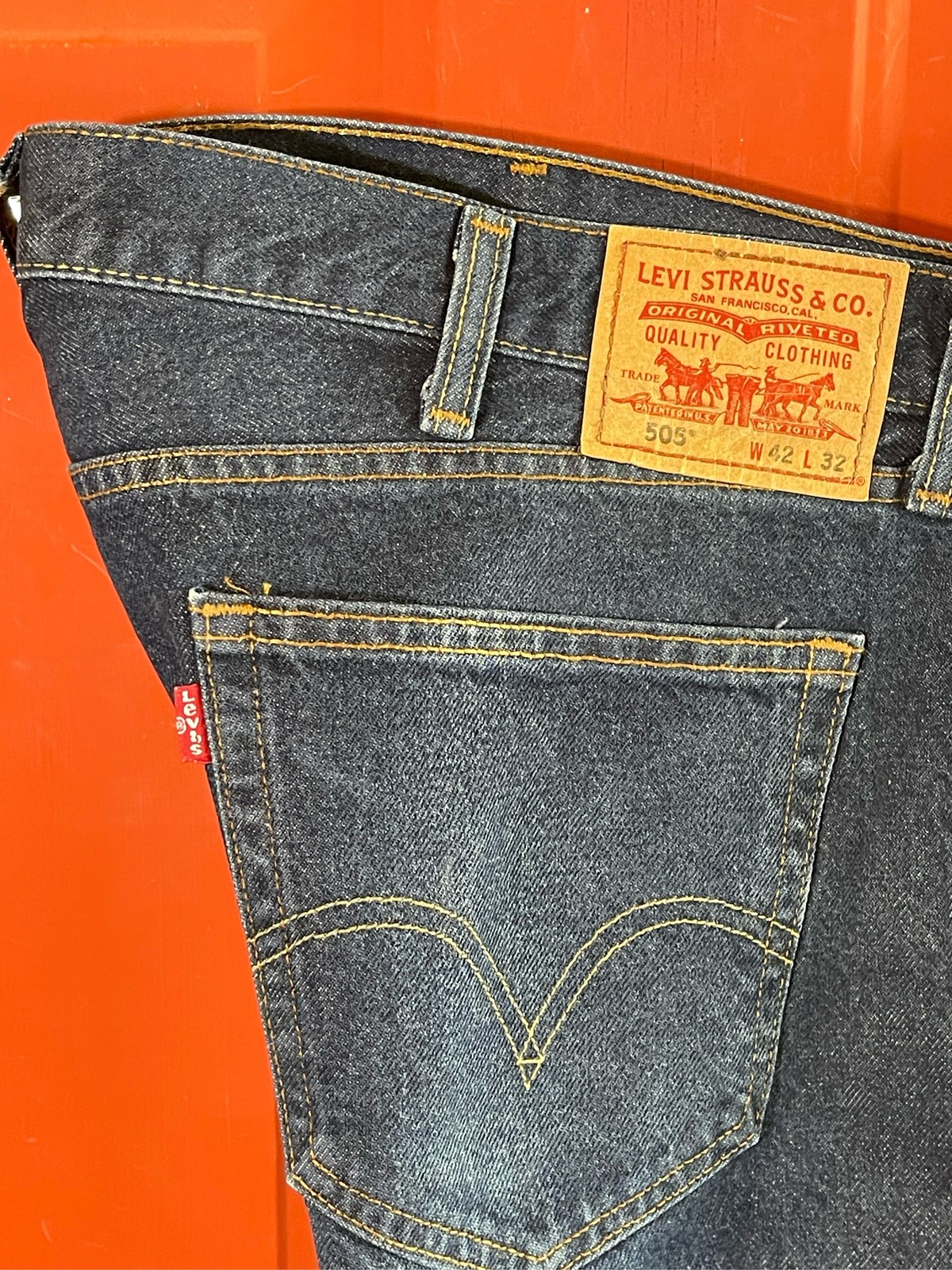 Levi&rsquo;s 505 Men&rsquo;s 42×32 Regular Straight Fit Dark Wash Blue Denim Jeans (#M)
