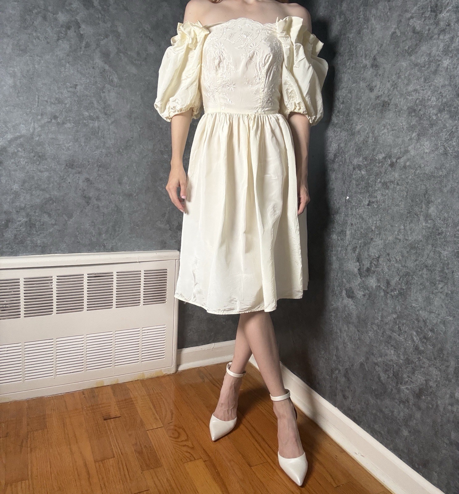 VTG 70s Ivory Taffeta Wedding Dress Puff Sleeve Embroidered Off-Shoulder Mini 00