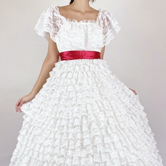 Vintage Scarlett O&rsquo;Hara Victorian White Tiered Lace Ruffle Ballgown Small