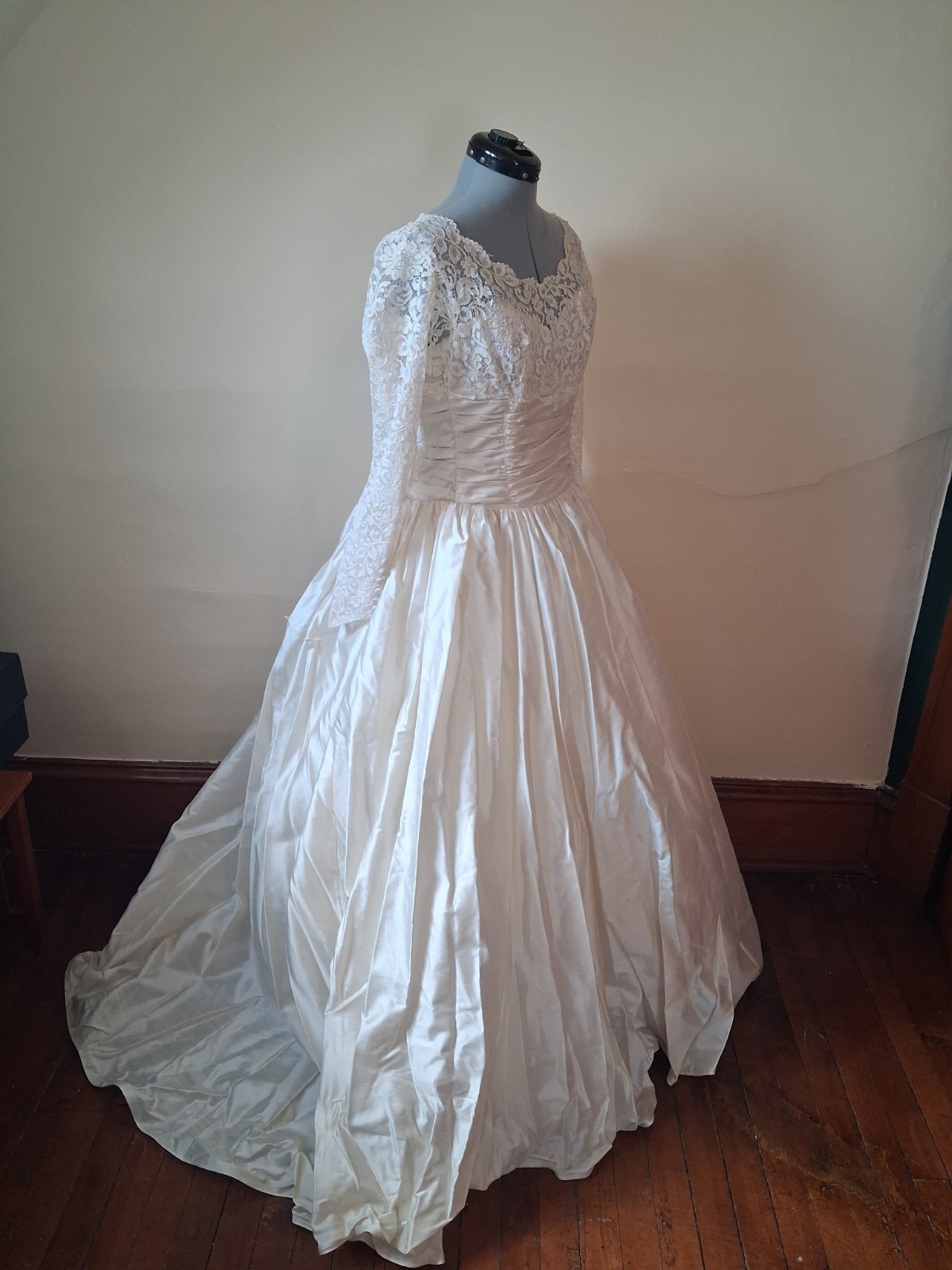 1950s Lace Wedding Dress Professionally Restored Sz S/M Gown W Accessories