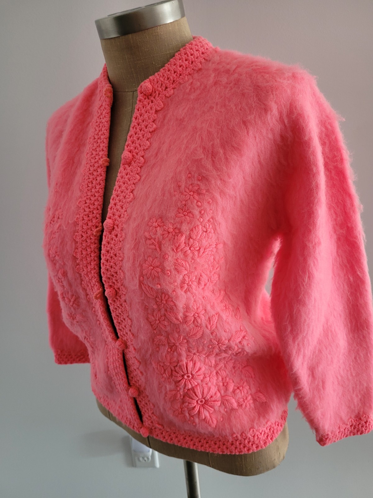 MOD Fluorescent Pink Full Fashioned Vintage 60s Embroidered Flower Cardigan M