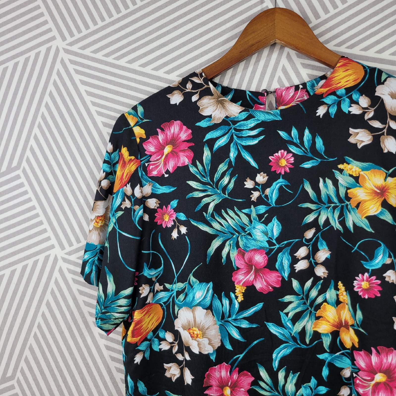 Vintage 80s Hawaiian Top Boxy Shirt floral size Medium Tropical Hibiscus Fern