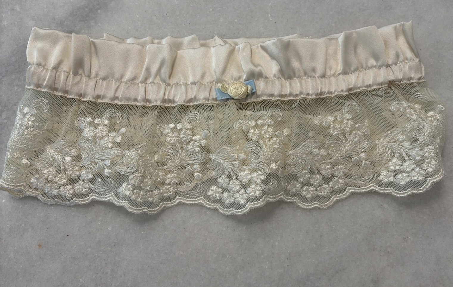 Vintage 90’s Victoria&rsquo;s Secret WEDDING LEG GARTER Cream Satin Lace One Size